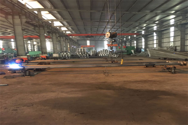 Xuong san xuat cot den cao ap