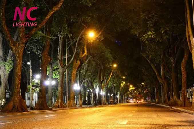 Cột thép mạ kẽm chiếu sáng đường phố