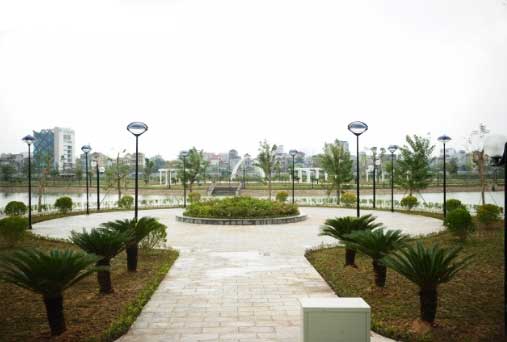 Đèn sân vườn con mắt lắp đặt trong công viên