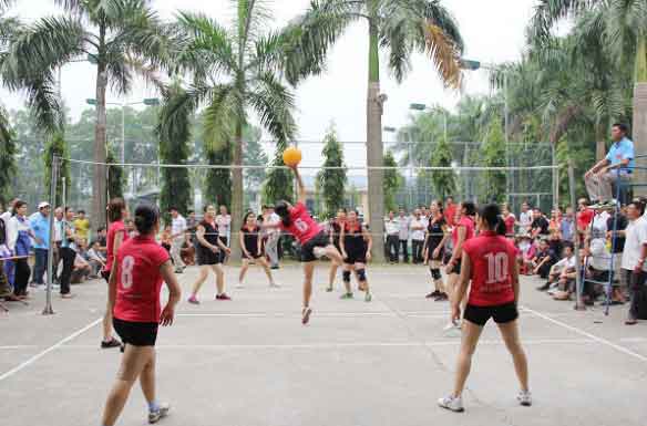 Cột đèn chiếu sáng sân bóng chuyền