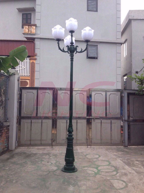 Cot den san vuon DC-09