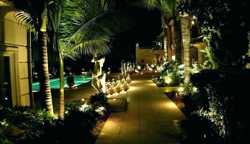 Den led chieu sang san vuon