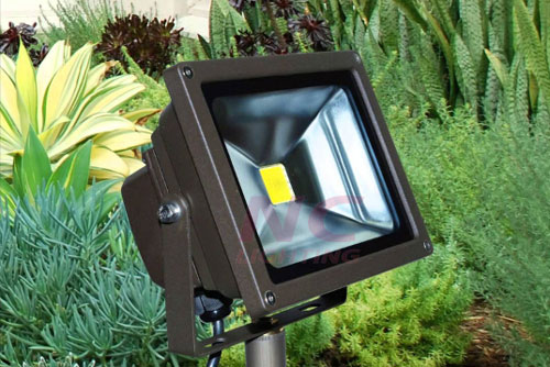 Den pha led chieu sang san vuon, đèn led chiếu sáng sân vườn