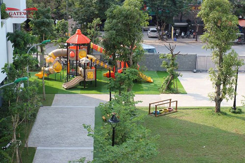 Den san vuon Miria trong chieu sang