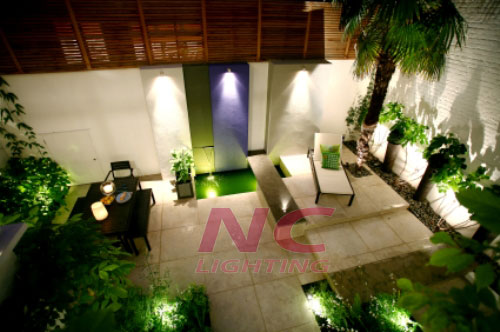 Den vach san vuon chieu sang