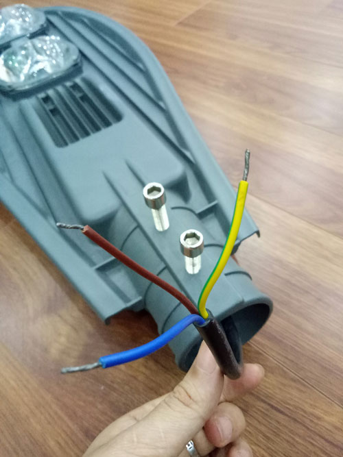 Lap dat den led chieu sang