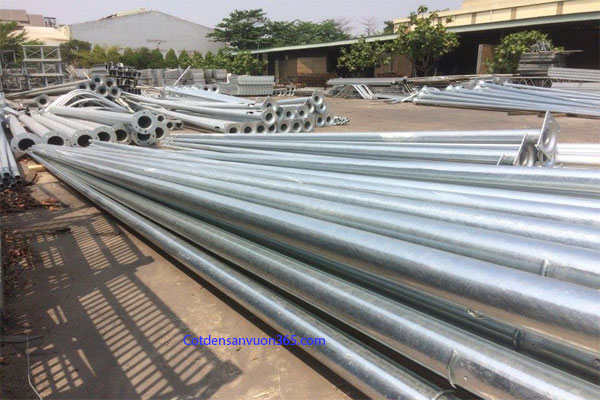 Cot den cao ap 9m tron con hay bat giac la 2 loai co ban