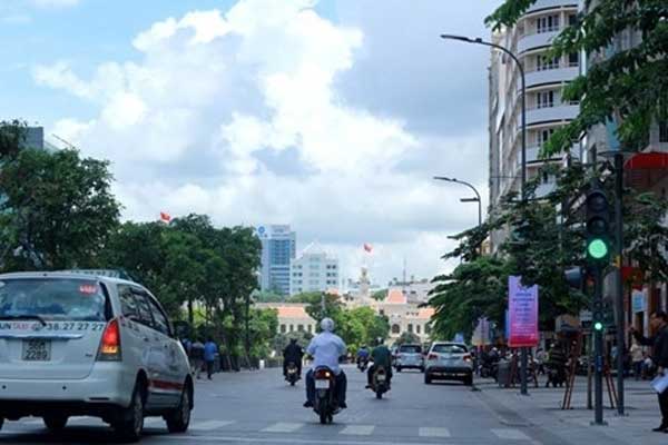 Pho-di-bo-tai-tphcm-dang-su-dung-den-duong-led-cao-ap-trong-chieu-sang-cong-cong