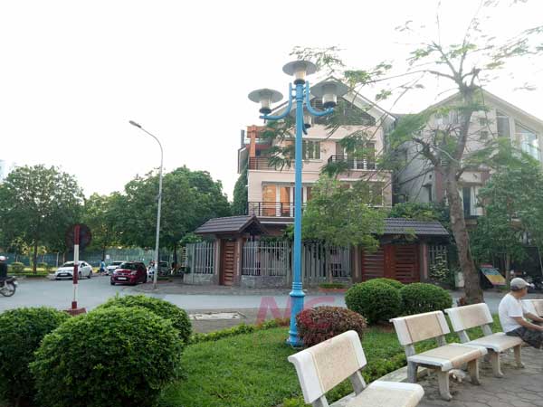 Chon lua cot den trang tri san vuon phu hop voi canh quan xung quanh