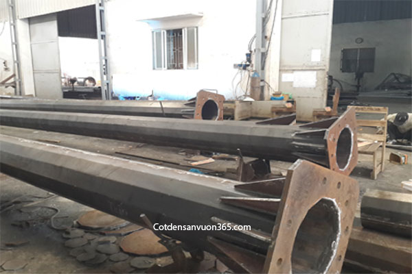 Cot den cao ap 9m vua duoc gia cong xong truoc khi ma kem nhung nong