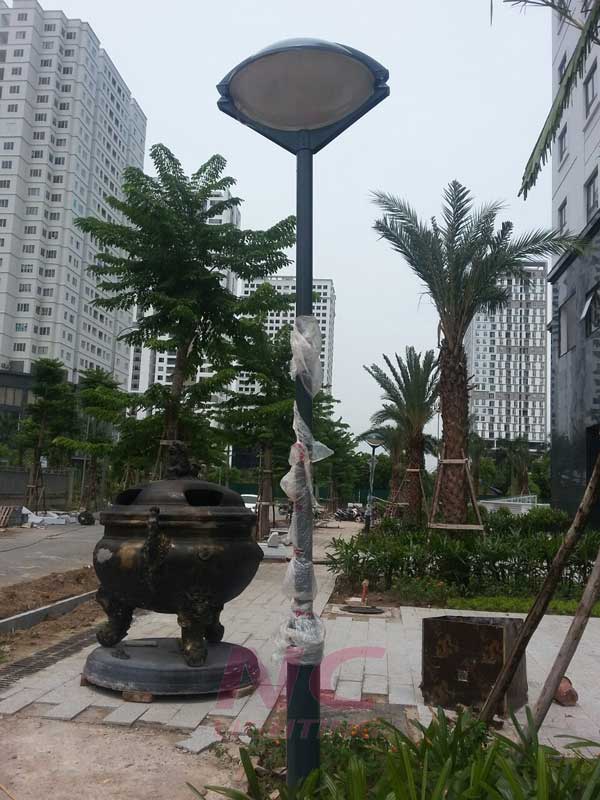 cot den trang tri san vuon giat cap lap den con mat