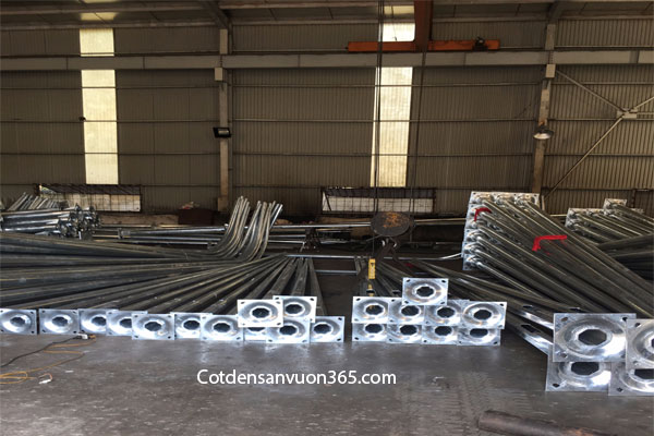 Cot den cao ap 8m bat giac tron con