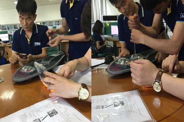 Khách hàng người HQ kiểm tra đèn trước khi ký hợp đồng