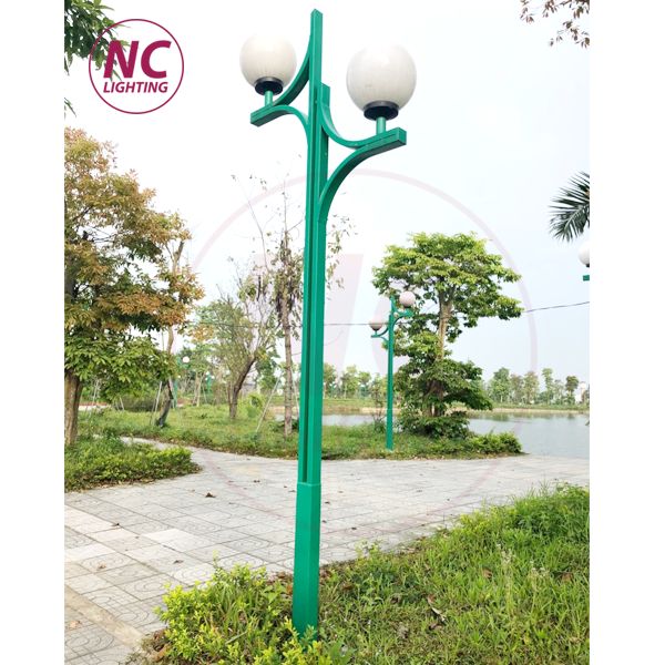 Cột đèn sân vườn thân thép
