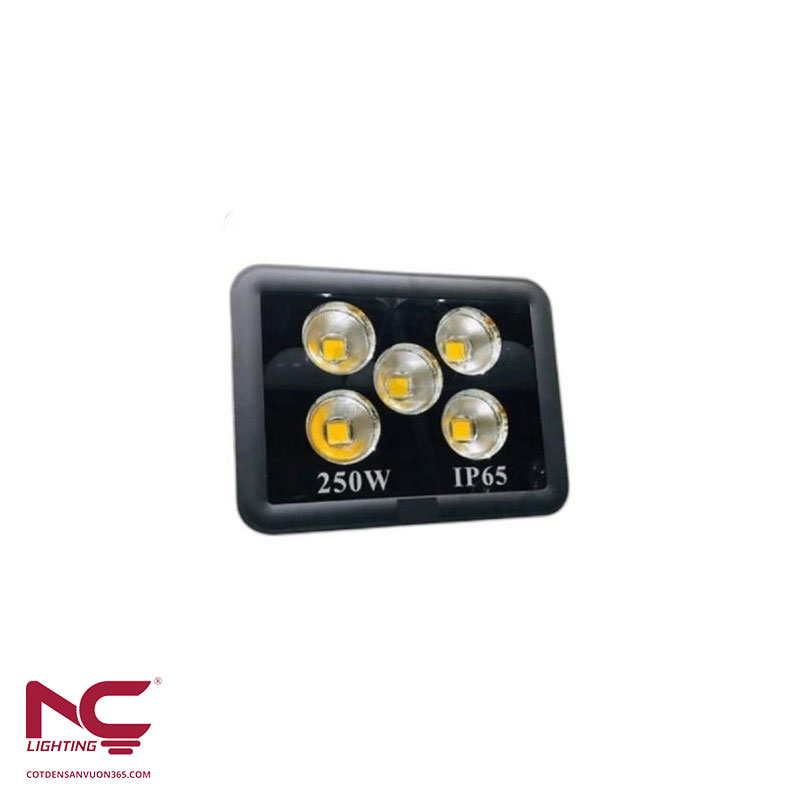 Đèn Pha LED 250W – Giải Pháp Chiếu Sáng Công Suất Lớn 3 Đèn Pha Led PNC39 250W