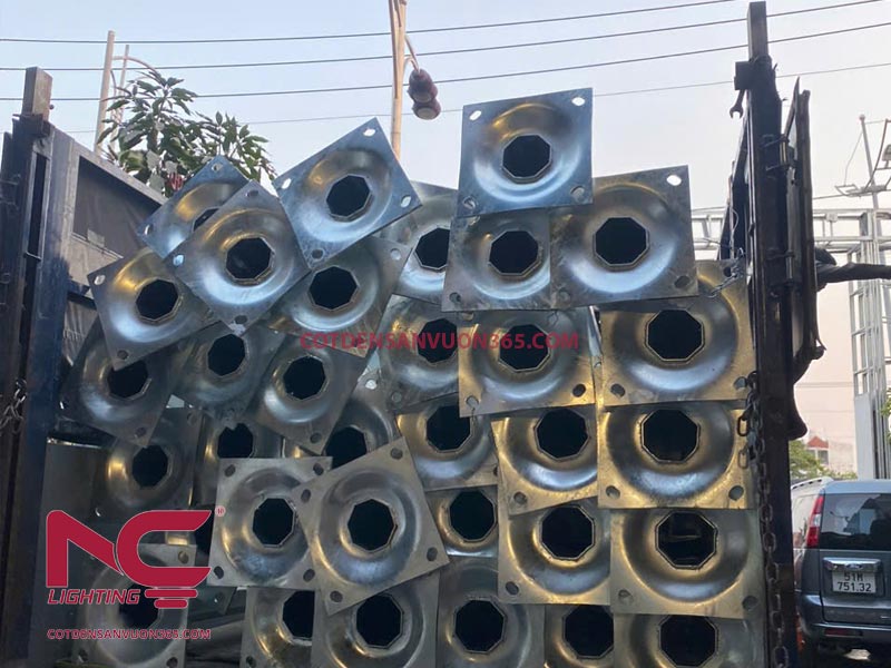cột đèn cao áp cẩu lên xe