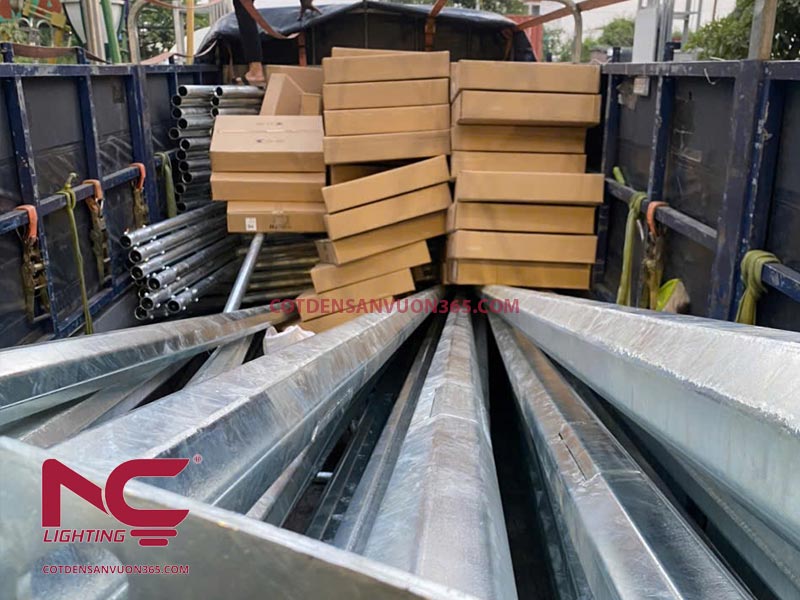 cột đèn cao áp cẩu lên xe